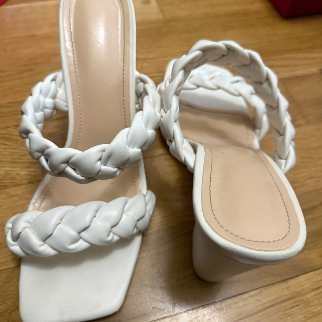 Vita heels  med flätade remmar