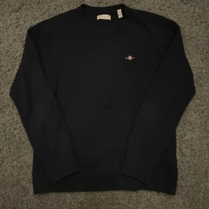 Gant tröja, bomull - Hej, säljer min mörkblåa gant tröja tillverkad i bomull, tröjan har inga hål eller liknande men är lite nopprig(går bort med ullkam), tröjan är i barn strl och passar bäst dig som är ca 145-155. Nypris:1000, hör av dig om du har någon fråga/fundering