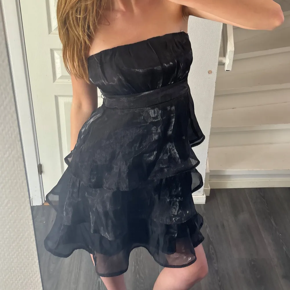 Supersnygg svart klänning ifrån Vila🖤 Använd 1 gång därav väldigt bra skick!✨. Mekot.