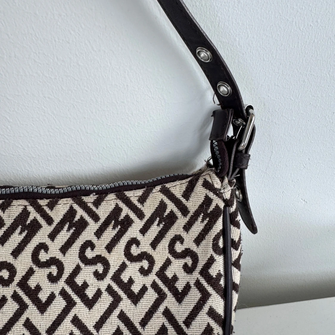 Mönstrad axelväska med kedjedetalj - 2