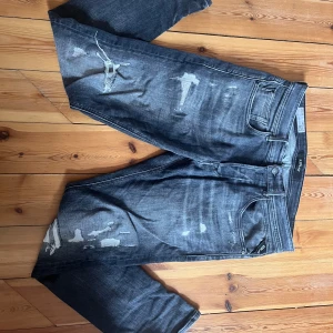 Replay jeans, gråa med slitningar - Säljer ett par grå jeans från replay, använder de inte längre därför jag säljer, riktigt sköna jeans, väldigt snygga. Kan skicka bild på hur de ser ut när man har de på. Köpte de för 1900kr nya 