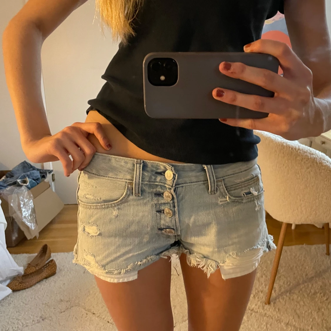 Lågmidjade slitna ljusblå shorts