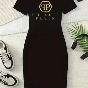 Svart klänning från Philipp Plein HELT OANVÄND  - Snygg svart klänning från Philipp Plein med guldtryck på bröstet. Klänningen har en tight passform och korta ärmar, perfekt för en stilren look. Storlek:M