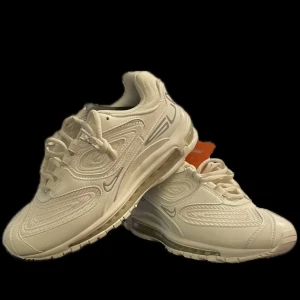 Nike air max 98 tl Supreme - Helt nya Nike air max 98 tl x supreme. Har låda och allt kvar. Aldrig använda utomhus - säljer då de var för små för mig. Vid ytterligare funderingar skicka ett dm! 