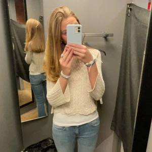 Beige stickad tröja - Säljer denna beiga koftan som man kan ha över ett linne! Pris kan diskuteras🩷