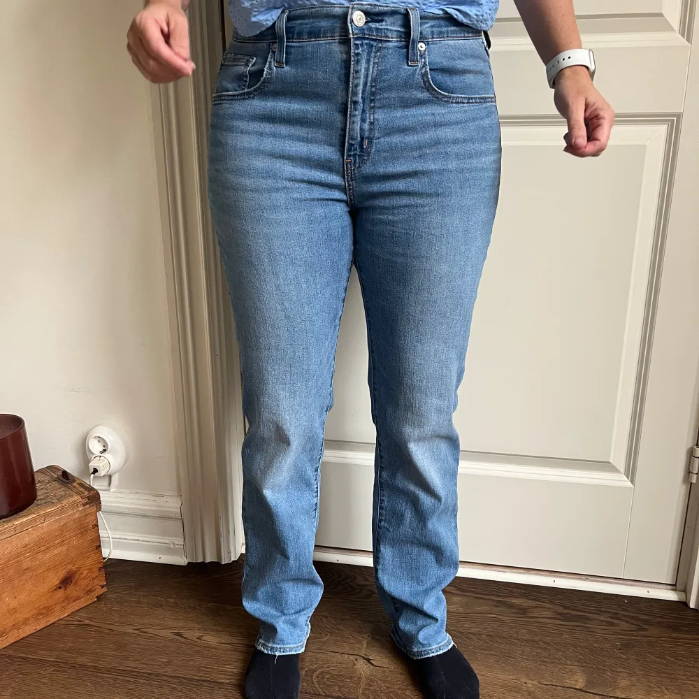 Säljer ett par klassiska blå Levis jeans med straight passform. De är högmidjade. 30-30 Använda endast fåtal gånger, inga defekter.. Farkut & Housut.