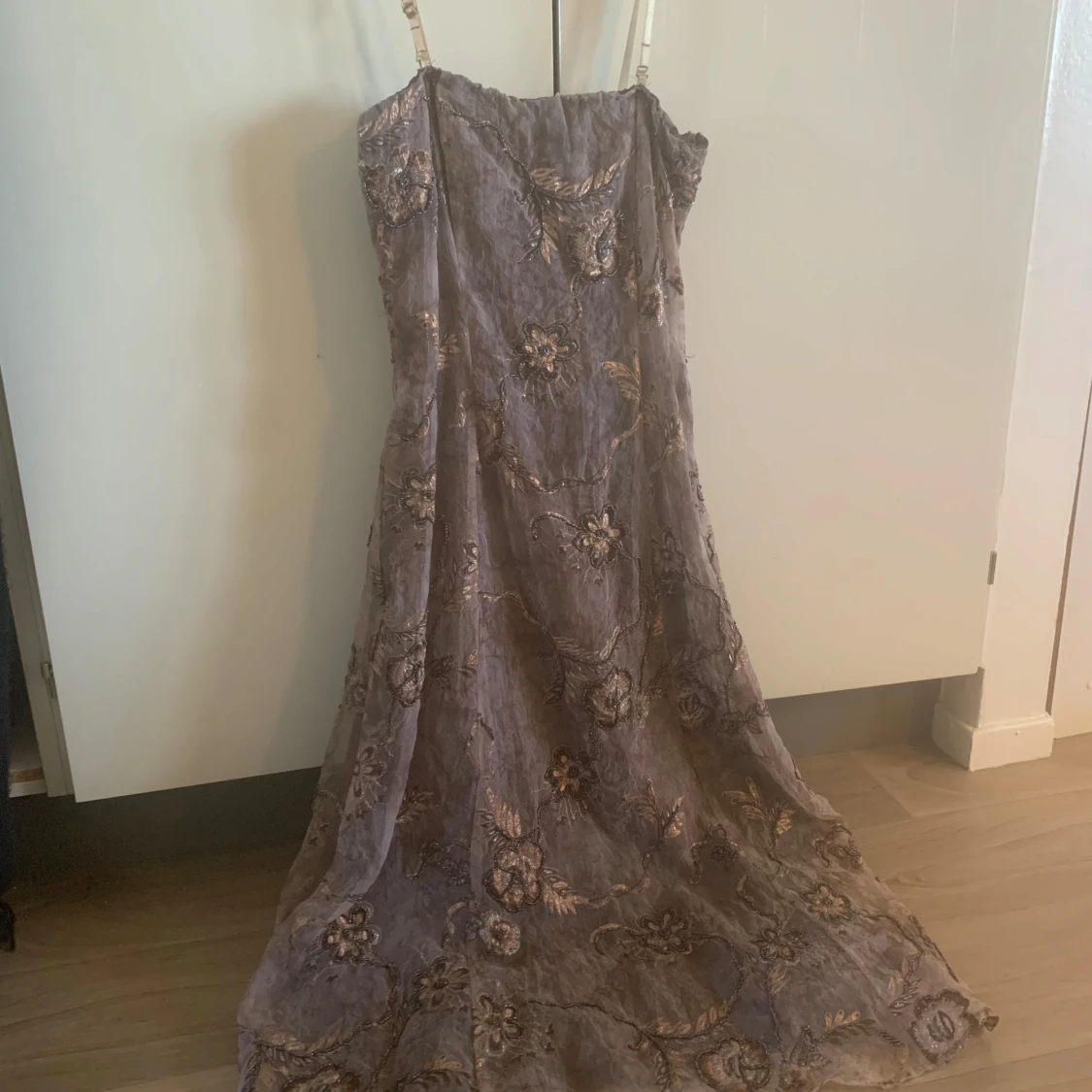 Långklänning med broderade detaljer - 1