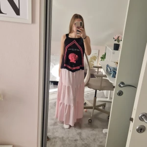 Strandtröja - En fin strandtröja, perfekt att dra över bikinin på sommaren, säljer då den blivit för liten. Det står att den är M men det är i barnstorlek då jag mer skulle säga den är xs för jag är storlek S