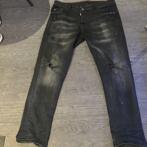 Svarta dsq2 jeans - Inga hål eller märken. Använda ganska länge men riktigt bra skick. Vid snabb affär kan jag gå ner lite i pris
