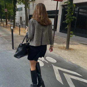 Grå ull-kappa trekvartsärmad - Så så fin nu till sommaren. Trekvartsärmad. Lite nopprig men ändå bra skick annars