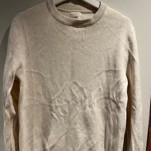 Beige tröja från H&M - Säljer en stilren beige tröja från H&M. Tröjan har en rund halsringning och långa ärmar, perfekt för en avslappnad look. Passar bra till både jeans och kjol.