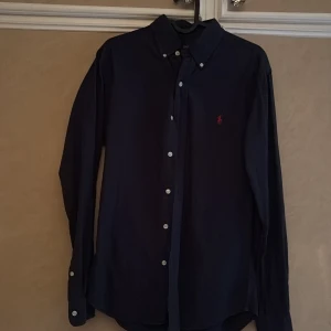 Mörk blå polo  Skjorta  - Säljer min mörk blåa skjorta det är en polo skjorta storlek S äkta 