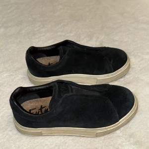 Svarta sneakers i mocka EYTYS - Otroligt stilrena EYTYS som tyvärr bara använts enstaka gånger och är i extremt gott skick, endast smutsiga på sulan vilket går att tvätta bort. Frakt inkluderat i priset!