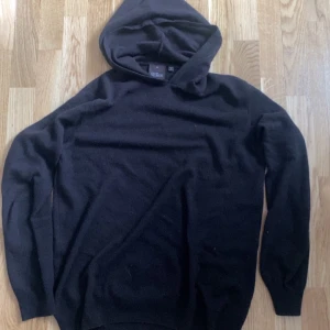 Oscar Jacobson hoodie - Säljer denna Oscar Jacobson hoodie i kasmir bladning med merinoull i storlek M 