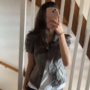 Grå jeans-top  - Jättesöt jeans-top från orsay. Använd några gånger men ser helt ny ut. Hör av er för fler bilder!🥰