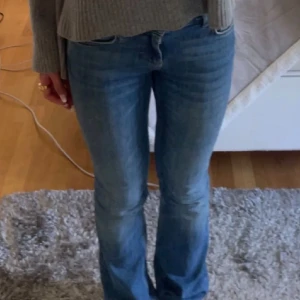 Zara jeans - Skitsnygga lowwaist bootcut jeans, använda men fint skick, dock en lagning men inget som syns, går ej köpa längre. Skriv gärna vid fler bilder