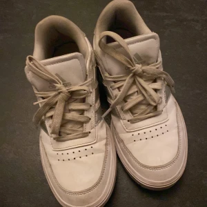 Vita sneakers från Adidas - Vita somriga adidas skor. Som passar bra till många klädstil!