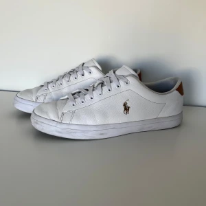 Vita Ralph Laurnen Skor - Säljer nu dessa vita Ralph Lauren skor eftersom de inte kommer till användning längre. De är ett ett gott skick och har inga defekter eller skador. Priset kan diskuteras. Hör av för mer information! 