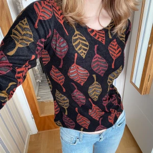 Höstig topp 🍂 - En höstig tröja med genomskinliga löv 😍 Perfekta tröjan varje höst 😍 Storlek S och i bra skick
