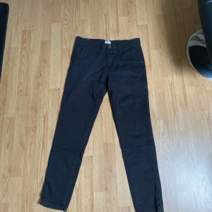 Svarta Jack & Jones Chinos  - Säljer denna då den inte längre används. Pris går att diskuteras.