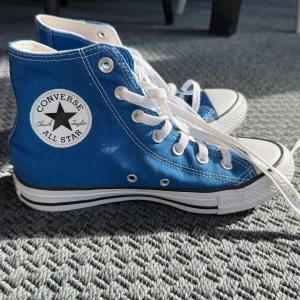 Blå Converse💙 - Jättefin blå färg till våren, säljs endast för att de inte kommer till användning. Nypris ca 850 kr. Har endast använt en gång så de är rena och i väldigt bra skick. Storlek 37.5, passar även mig som har 38. Pris går att diskutera vid snabb affär💙