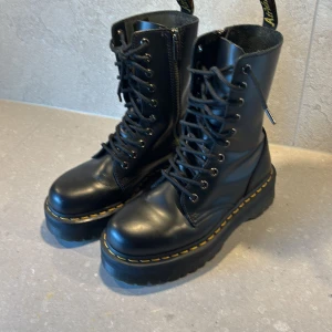 Svarta boots från Dr. Martens - Säljer ett par svarta Dr. Martens Jadon Hi boots i skinn med snörning och dragkedja. De har en robust plattformssula och den klassiska gula sömmen. 💕
