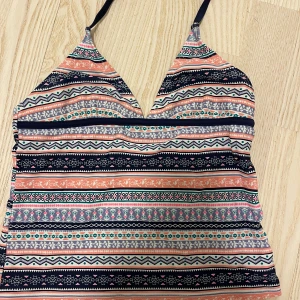 Mönstrad tankini med smala axelband - Snygg bikini med färgglatt mönster i randigt och geometriska former. Den har smala, justerbara axelband och en bekväm passform. Perfekt för sommarens badäventyr!