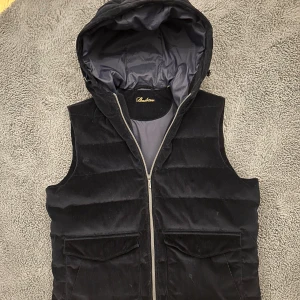 Stenströms väst  - Helt ny Stenströms väst i den ovanliga färgen navy blue. Storlek XL men sitter som L-M eftersom de är små i storlekarna. Tags kvar på och aldrig använd. Nypris ca 4 tusen. Hör av dig vid minsta lilla fundering!