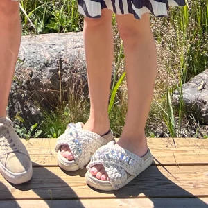 Inuikii tofflor - Snygga beige tofflor med flätad design och dekorerade med pärlor och stenar. Perfekta för en somrig look med öppen tå och bekväm passform. De är lite slitna (se sista bilden), men det är inget som syns när man har på sig de👩🏼‍❤️‍👩🏼 pris kan diskuteras!!