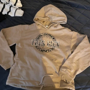 Beige hoodie med tryck - Typ ny