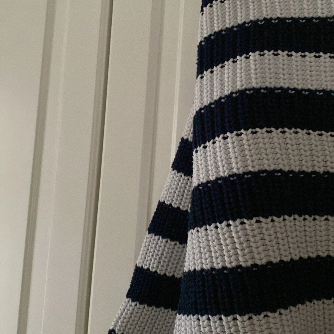 Randig stickad tröja - 1