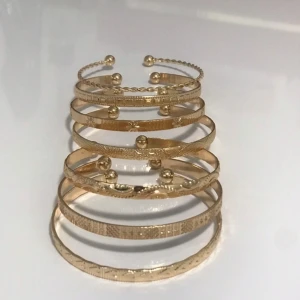 Guld armband nya set 7st - Helt nya fina armband ett set på 7st, justerbara i guldfärgad metall.