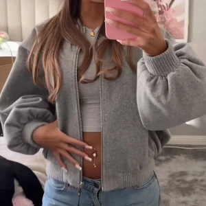 GRÅ OVERSIZED STICKAD BOMBERJACKA / KAPPA - Supersnygg och slutsåld ifrån Zara, nästintill nyskick! knappt använd. passar xs/s. bilder tagna ifrån Hedvigs haul på TikTok, skriv privat för egna