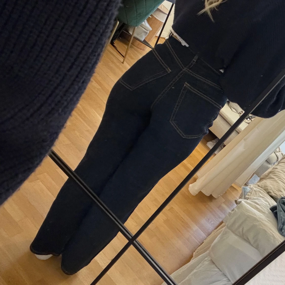 Mörkblå raka jeans från Gina  - 1
