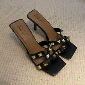 Svarta klackar med nitar - Supersnygga svarta klackar/sandaletter från Call It Spring med guldiga nitar💕 Storlek 37