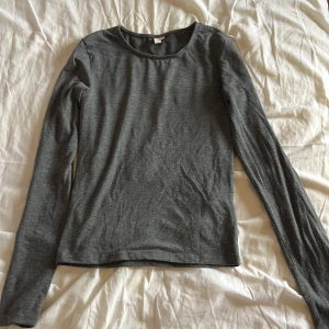 Grå långärmad tröja  - En fin och klassisk tunn grå och långärmad tröja, stilren och perfekt för hösten. 🩶