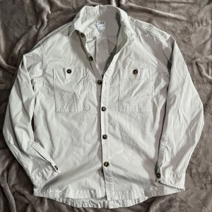 Beige overshirt - Snygg beige overshirt från Zara som passar till väldigt mycket. Storlek är S men kan även passa M