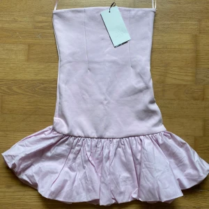 Ljusrosa kort klänning med volang - Säljer denna helt nya klänningen från zara med prislappen på!💕