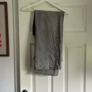 Grå wide jeans från Gina tricot  - Säljer ett par gråa jeans från Gina i storlek 36. Modellen har breda/wide ben. Inget fel på dem, säljer av massa av mina kläder då jag har bytt stil och vissa är försmått för mig nu.