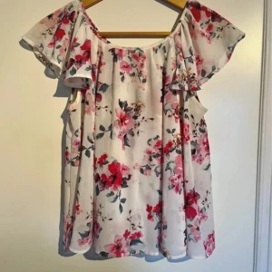 Blommig topp - Söt blommig topp lite genomskinlig som är supersnyggt från Cubus i storlek 34 men passar även 36, fint skick