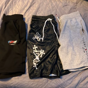 200 per styck 400 för alla 3 - Säljer shorts som är för små för mig. Mycket bra skick inte använt så mycket och byxorna i mitten är inklusive badshorts mycket fina till sommaren. märken Trapstar, TommyHilfiger och ett par badbyxor med kors på 