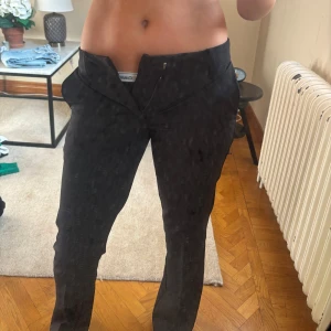 Svarta kostymbyxor från bikbok - Inga defekter, lågmidjade 