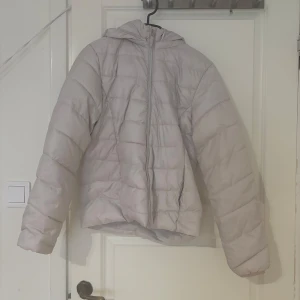 Vit pufferjacka från H&M - St 158 men passar mig som har S 