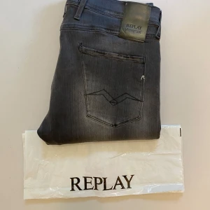 Gråa replay anbass jeans  - Gråa replay Anbass Hyperflex //  Mycket bra skick //  Storlek W34 L34 //  Skriv vid minsta fråga eller fundering💯👍