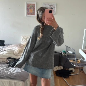 Grå stickad tröja i loose fit - Mysig grå stickad tröja med loose passform och långa ärmar. Perfekt att slänga på sig över en kjol eller jeans för en chill och avslappnad look. Enkel design utan detaljer, passar dig som gillar basic vibes. Pris kan diskuteras 