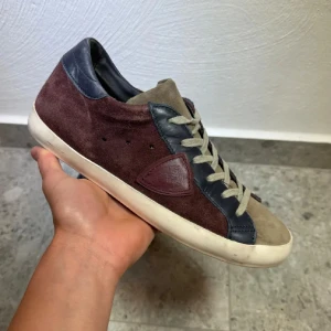 Philippe Model Sneakers - Philippe model || Storlek 40 || skorna är i mycket bra skick (se bilder) || Mitt pris 1599kr || tveka inte på att höra av dig vid frågor eller funderingar 