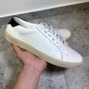 Vita Saint Laurent sneakers  - Vita Saint Laurent skor || Storlek 43 || Skorna är i bra skick (se bilder) || Mitt pris 2999kr || Tveka inte på att höra av dig vid frågor eller funderingar 