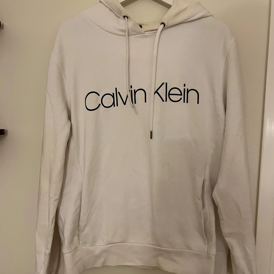 Vit hoodie från Calvin Klein