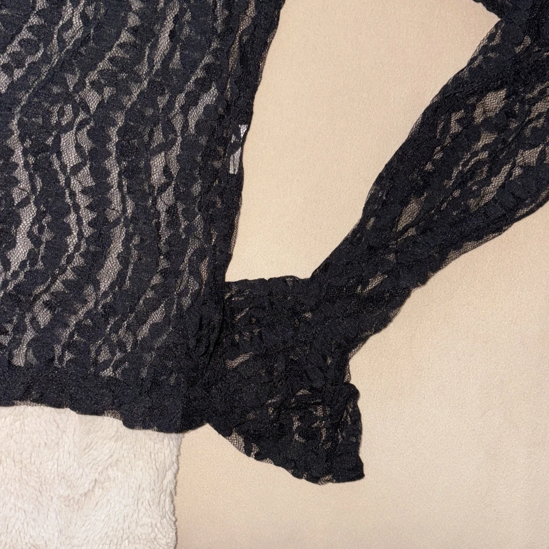 Svart spetsblus med volangkrage - 2