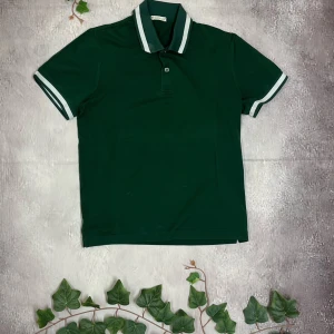 Moncler Manglia Polo Manica Corta - Moncler polo shirt 🎨 Färg: Mörkgrön 📏 Storlek: XS ♻️ Skick: 9/10 🧵 Material: 100% Bomull